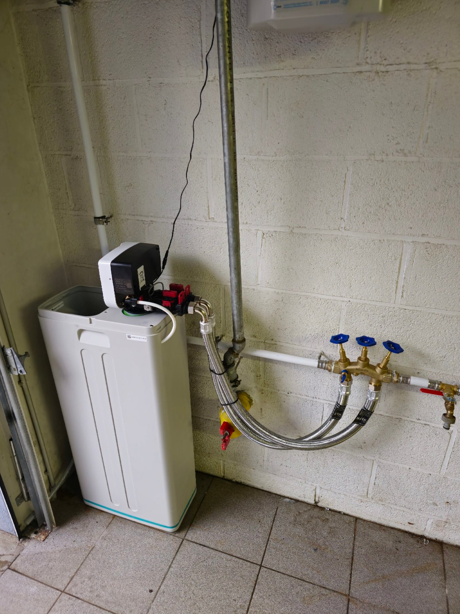 Adoucisseur d’eau installé avec réseau de vannes et flexibles par MS Renovation au Luxembourg