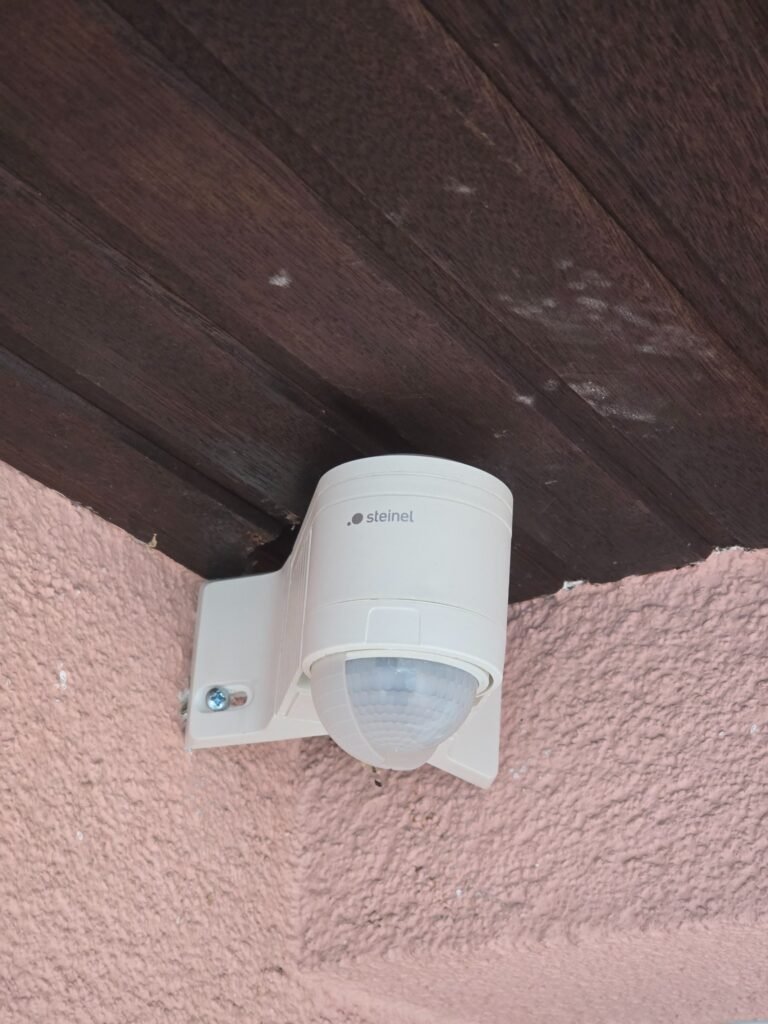 Maintenance et remplacement de détecteurs de mouvement Steinel au Luxembourg – MS Renovation