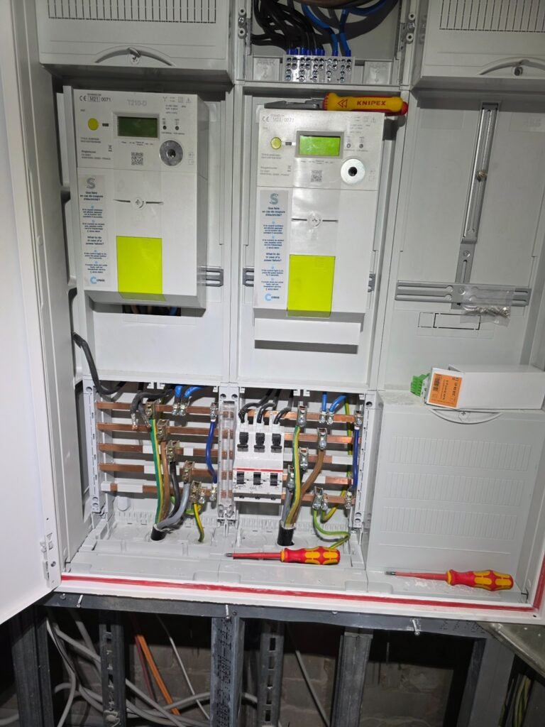 Tableau électrique avec compteurs et barres de cuivre – Luxembourg-Ville – MS Renovation